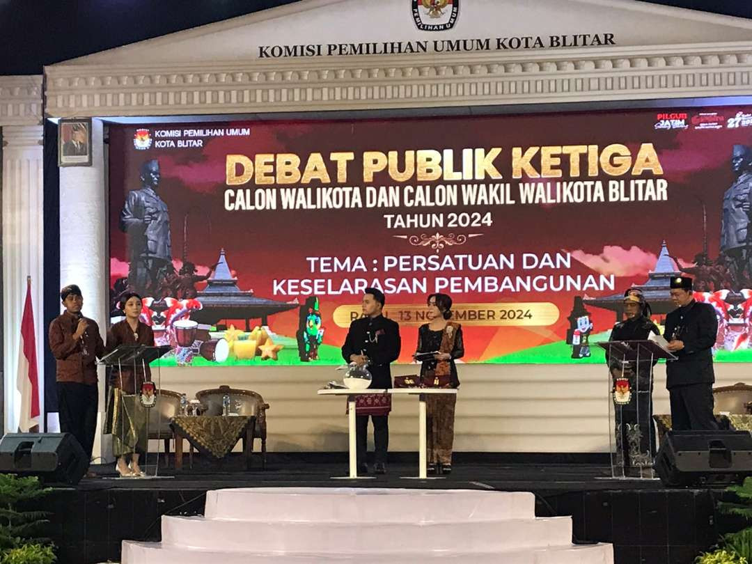 KPU Kota Blitar menyelenggarakan Debat Publik ketiga atau pamungkas calon Walikota dan Wakil Walikota Blitar di Gedung Kesenian Kota Blitar, Jawa Timur, Rabu 13 November 2024. (Foto: Choirul Anam/Ngopibareng.id)