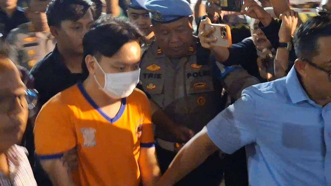 Tersangka kasus perundungan terhadap siswa SMA Kristen Gloria 2 Surabaya, IV saat hendak digelandang ke tahanan Polrestabes Surabaya, Kamis 14 November 2024. (Foto: Julianus Palermo/Ngopibareng.id)