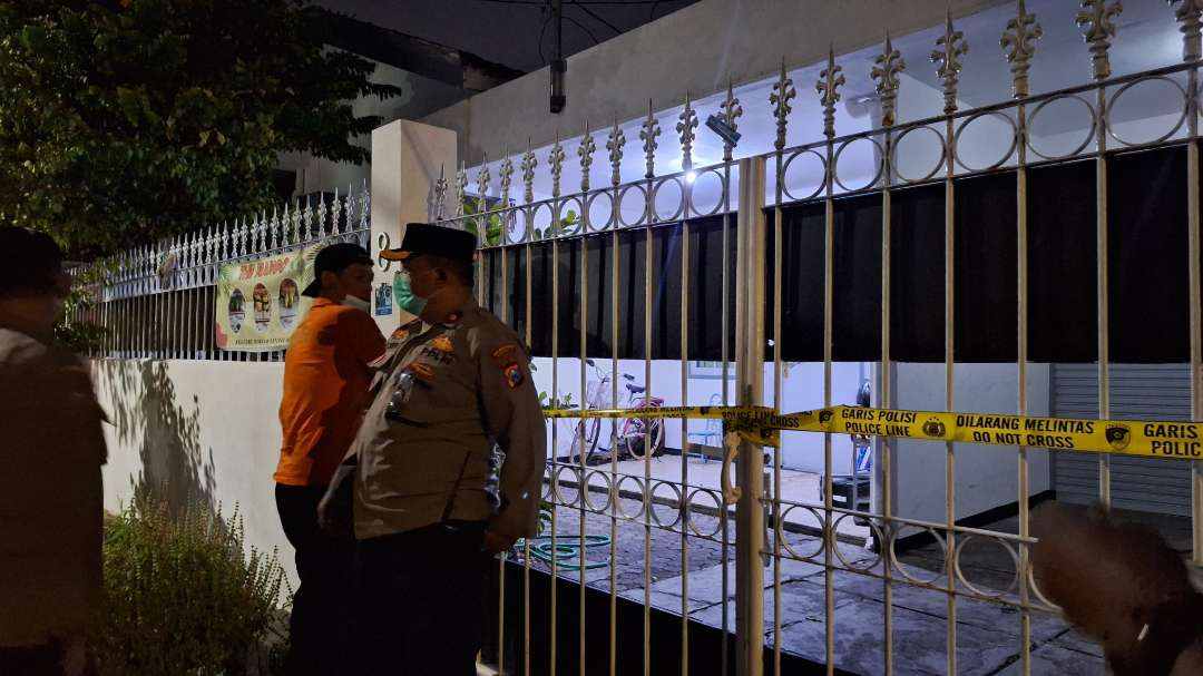 Polisi memasang garis polisi lokasi pembunuhan di Putat Indah Timur I, Kelurahan Putat Gede Mas, Kecamatan Sukomanunggal, Kamis 14 November 2024. (Foto: Julianus Palermo/Ngopibareng.id)