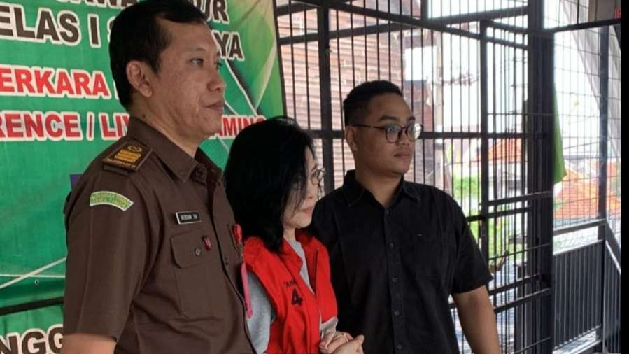 Ibunda Gregorius Ronald Tannur sekaligus tersangka dugaan kasus suap terhadap hakim PN Surabaya, Meirizka Widjaja saat hendak digelandang ke Kejagung untuk menjalani pemeriksaan. (Foto: Julianus Palermo/Ngopibareng.id)