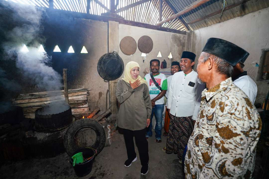 Calon Gubernur Jawa Timur Khofifah Indar Parawansa saat berkunjung rumah warga yang punya usaha membuat gula merah di Desa Bades, Kecamatan Candipuro, Lumajang. (Foto: Istimewa)