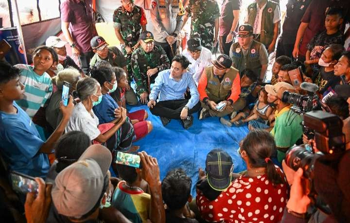 Wapres menyempatkan diri mengunjungi area trauma healing untuk anak-anak, memberikan mainan, dan menyapa mereka dengan hangat. (Foto: Setwapres)