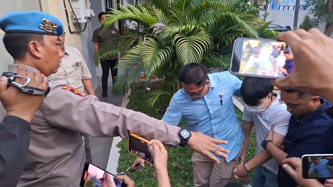 Pelaku perundungan di SMA Kristen Gloria 2 Surabaya, IV digelandang ke Mapolrestabes Surabaya untuk menjalani pemeriksaan lebih lanjut, Kamis 14 November 2024. (Foto: Julianus Palermo/Ngopibareng.id)