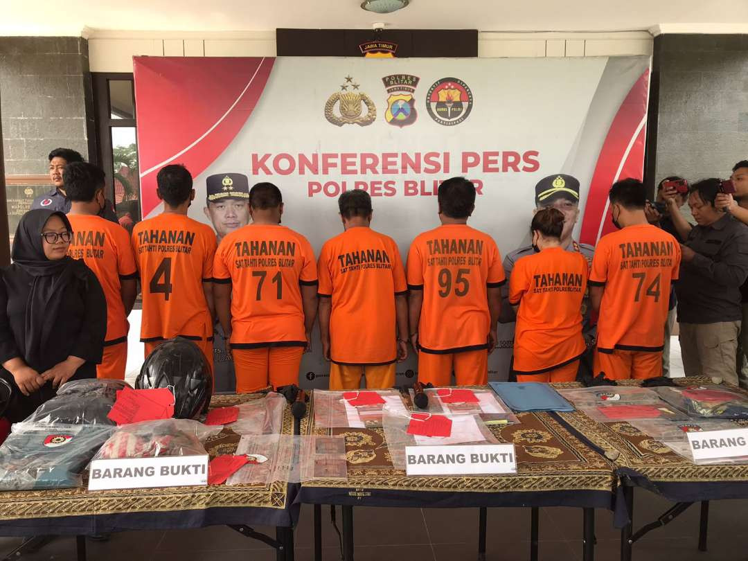 Enam orang pelalu judi online. Mereka ditangkap dari pantauan Patroli Cyber Satreskrim Polres Blitar. Enam orang ditahan di Mapolres Blitar, Kamis 14 Nopember 2024. (Foto: Choirul Anam/Ngopibareng.id)