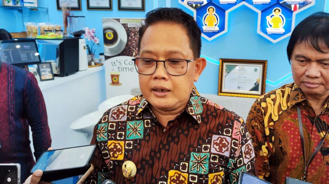 Pj Gubernur Jatim, Adhy Karyono soal penghentian bansos selama Pilkada. (Foto: Fariz Yarbo/Ngopibareng.id)