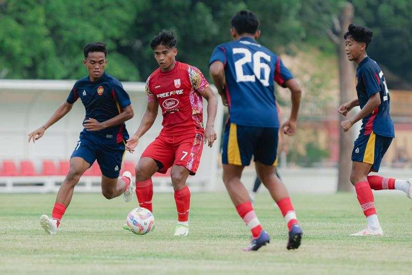 Persis Solo mengadakan latihan bersama dengan tim Liga 3 dari Daerah Istimewa Yogyakarta, yaitu Persiba Bantul, di Lapangan Banyuanyar, Solo, Rabu 13 November 2024 sore. (Foto: Liga Indonesia Baru)