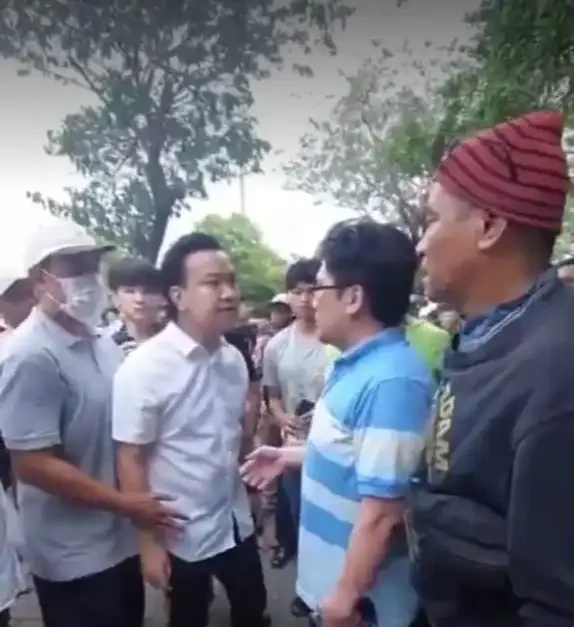 Tangkapan layar Ivan Sugianto saat bersikap garang saat kejadian. (Foto: Tangkapan Layar)