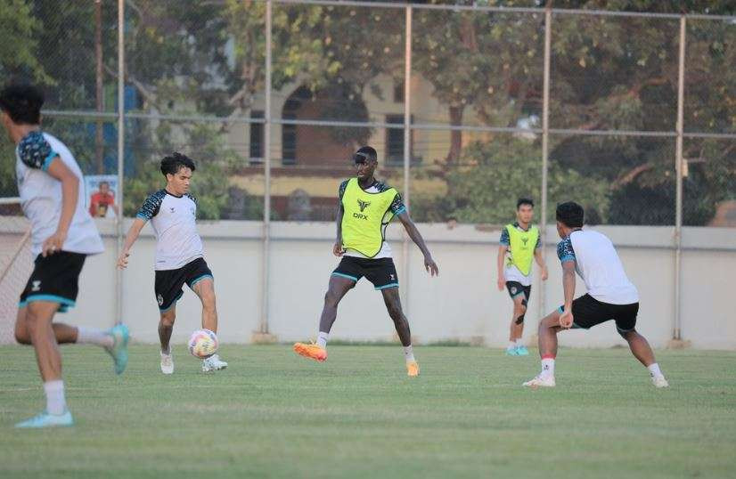 Skuat PSM Makassar saat melakukan latihan di bawah terik matahari. (Foto: Liga Indonesia Baru)