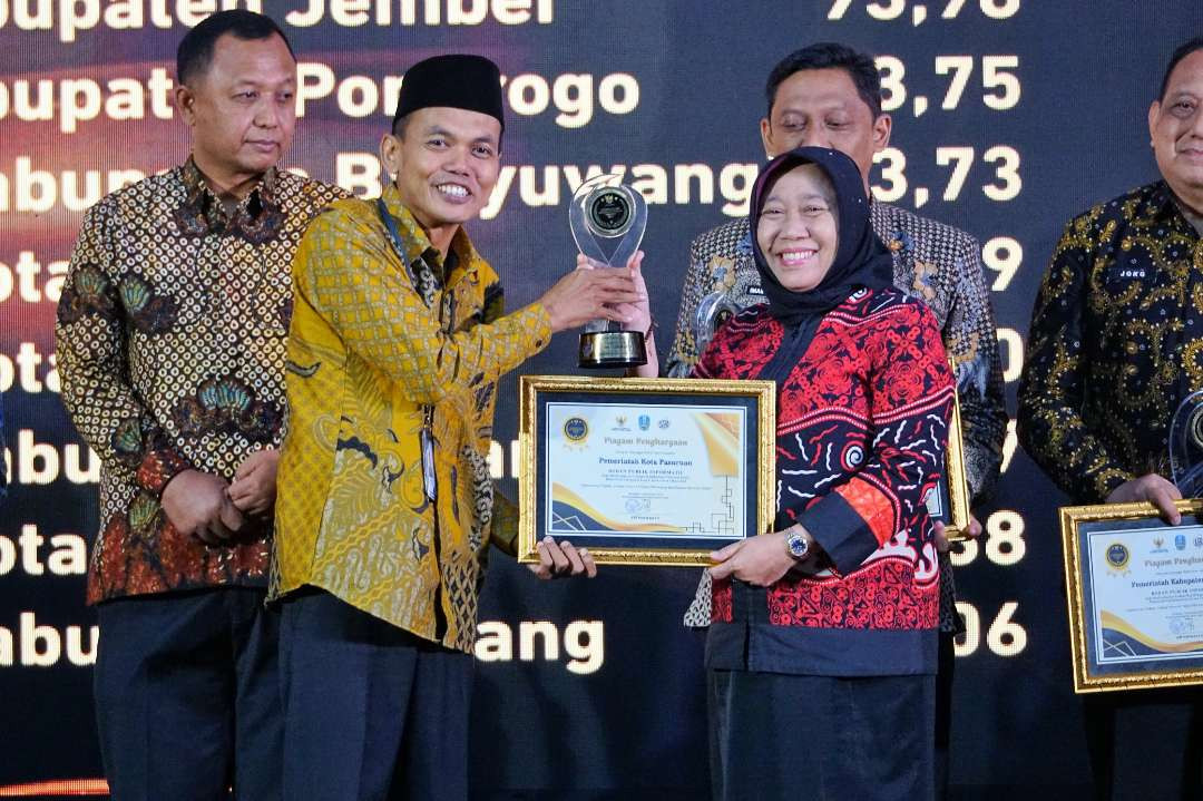 Kota Pasuruan menerima penghargaan sebagai Kota Informatif terbaik ketujuh se-Jawa Timur. (Foto: Istimewa)