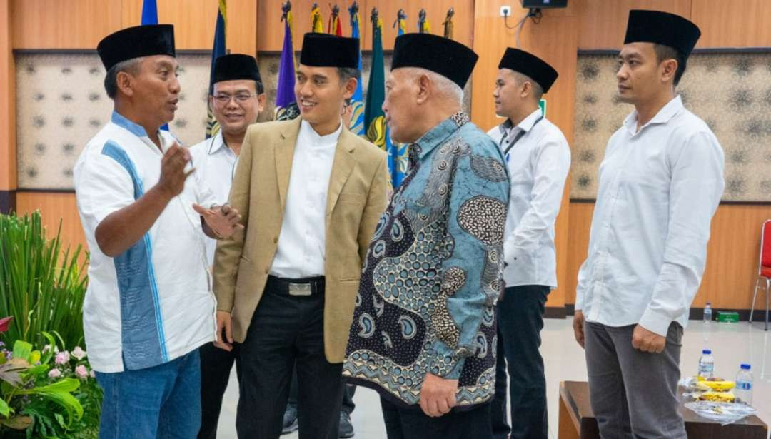 Rektor Unesa Prof Nur Hasan berbincang santai bersama KH Abdul Hakim Mahfudz dan KH Asrorun Niam Sholeh saat seminar kebangsaan di Unesa. (Foto: hms for ngopibareng.id)