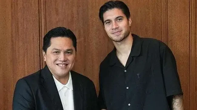 Erick Thohir bersalaman dengan salah satu pemain FC Copenhagen, keturunan Indonesia yakni Kevin Diks. (Foto: Instagram @erickthohir)