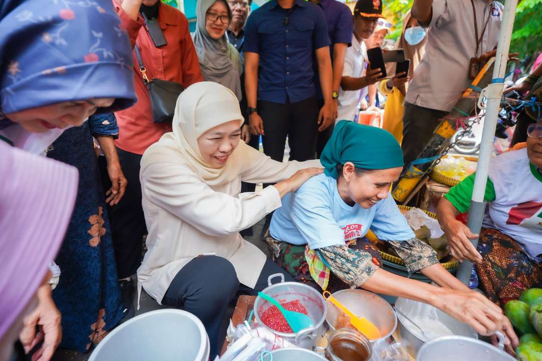 Calon Gubernur Jawa Timur Nomor Urut 2 Khofifah Indar Parawansa panen semangat dan juga dukungan dari pedagang di Pasar Baru Gresik, Kamis 14 November 2024. (Foto: Istimewa)