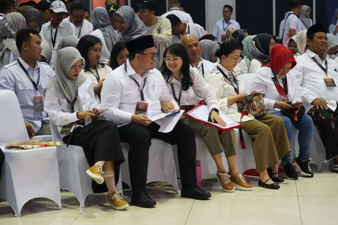 Calon Bupati Kediri Hanindhito Himawan Pramana mengenakan sepatu produk UMKM Kabupaten Kediri saat mengikuti debat publik (Foto: Istimewa)