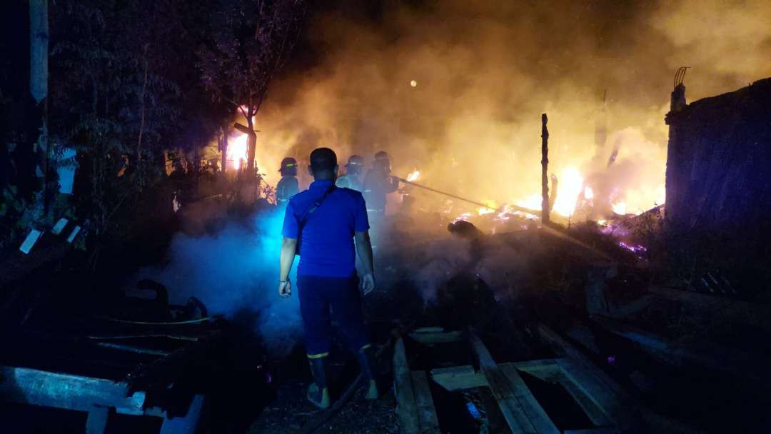 Gudang produksi mebel antik di Kabupaten Probolinggo terbakar. (Foto: Ikhsan Mahmudi/Ngopibareng.id)