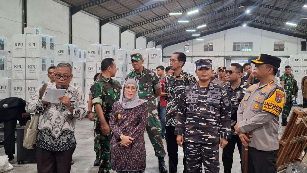 Pjs Walikota Surabaya Restu Novi Widiani beserta jajaran Forkopimda Surabaya saat meninjau kesiapan logistik Pilkada serentak 2024 di Gudang Kawasan Margomulyo, Jumat 15 November 2024. (Foto: Julianus Palermo/Ngopibareng.id)