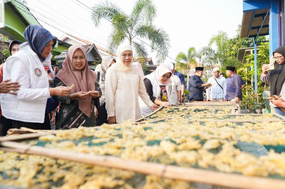 Khofifah Indar Parawansa menyambangi kampung usaha produksi keripik usus dan keripik ceker ayam yang ada di Desa Sidowungu Kecamatan Menganti Kabupaten, Kamis 14 November 2024. (Foto: Istimewa)