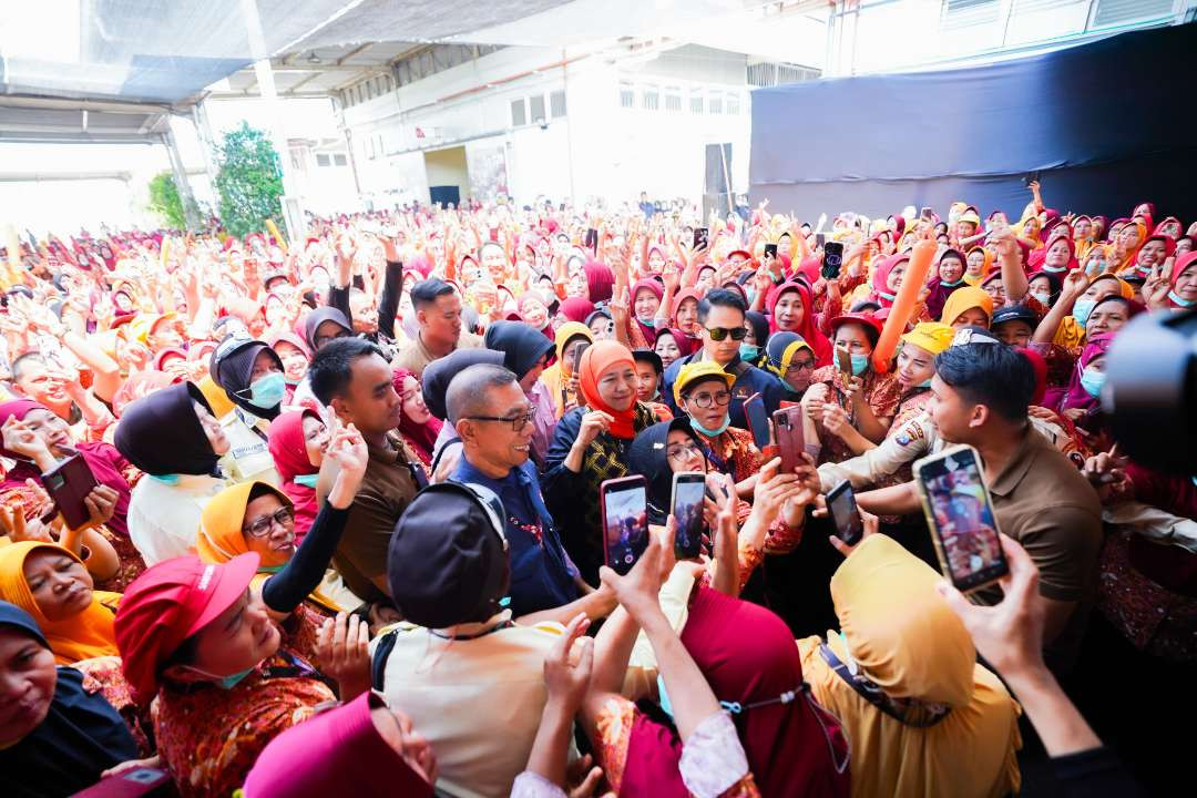 Calon Gubernur Jawa Timur, Khofifah Indar Parawansa, menyapa ribuan pekerja di PT Sampoerna yang terletak di Jalan Raya Kalirungkut Surabaya pada Jumat pagi, 15 November 2024. (Foto: Ist)