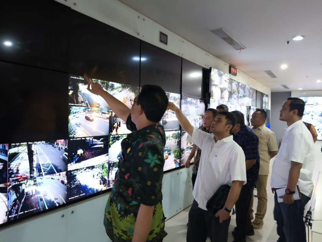 Anggota Komisi A DPRD Kota Surabaya saat meninjau ruangan Command Center 112. (Foto: Istimewa)