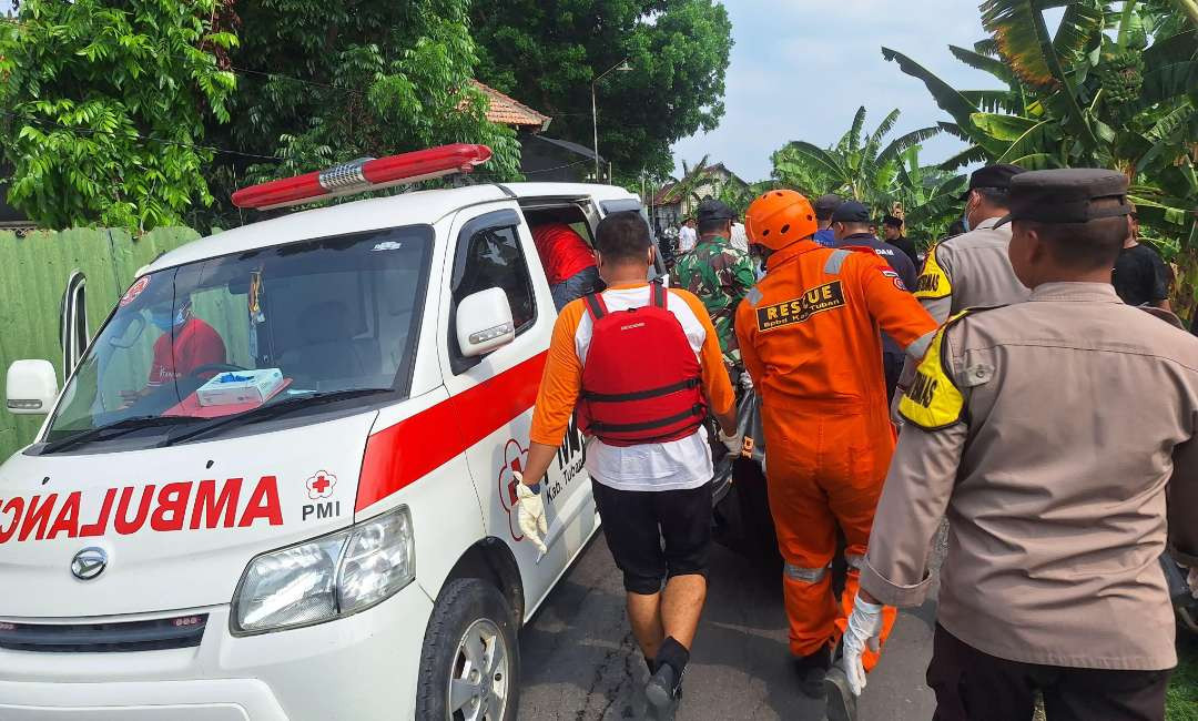 Petugas mengevakuasi mayat yang ditemukan mengapung di sungai Bengawan Solo Tuban. (Foto: PMI Tuban)