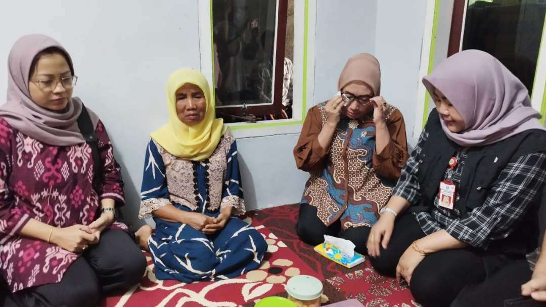 Menteri PPPA Arifatul Choiri Fauzi mengusap air mata saat saat berkunjung di rumah korban perkosaan (Foto : Muh Hujaini/Ngopibareng.id)