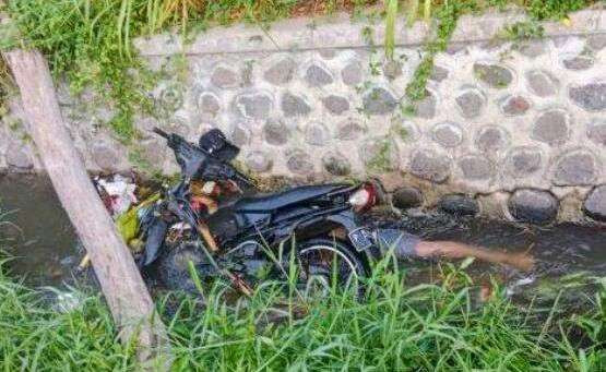 Mayat pria di Situbondo ditemukan tergeletak dekat sepeda motor di sungai Desa Kedungdowo,Kecamatan Arjasa, Situbondo.(Foto: Polsek Arjasa)