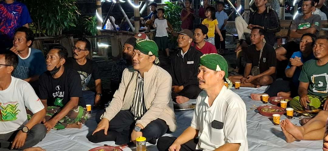 Calon Bupati Kediri Deny Widyanarko nonton bareng pertandingan Timnas Indonesia melawan Jepang di Sumber Paron, Kabupaten Kediri. (Foto: Fendi Lesmana/Ngopibareng.id)