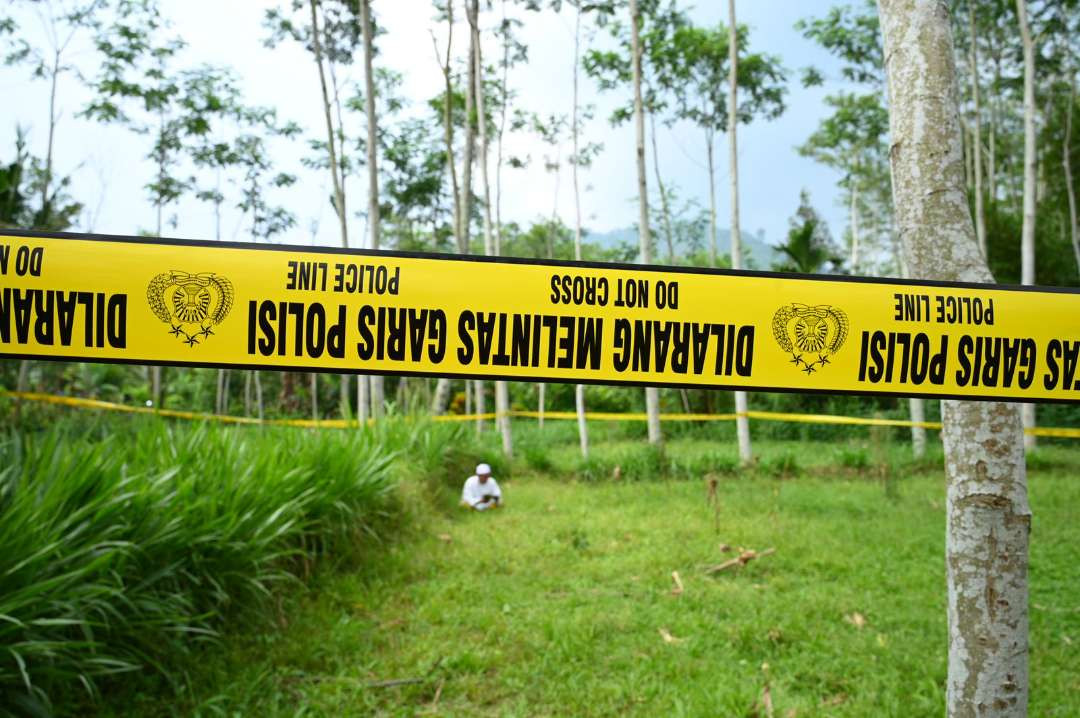 Garis polisi dipasang di sekitar lokasi penemuan korban (foto : istimewa)