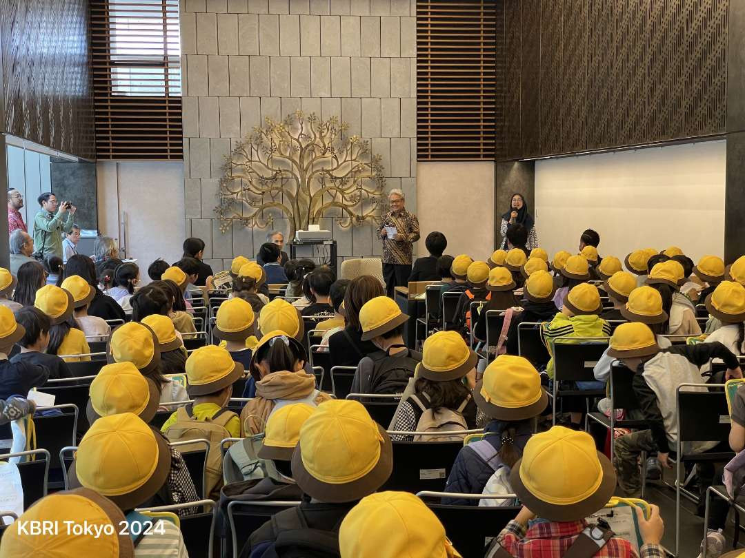 KBRI Tokyo mengundang 141 siswa-siswi kelas 2 SD Daisan Hino berkunjung ke Gedung KBRI Tokyo pada Kamis, 14 November 2024. (Foto: KBRI Tokyo)