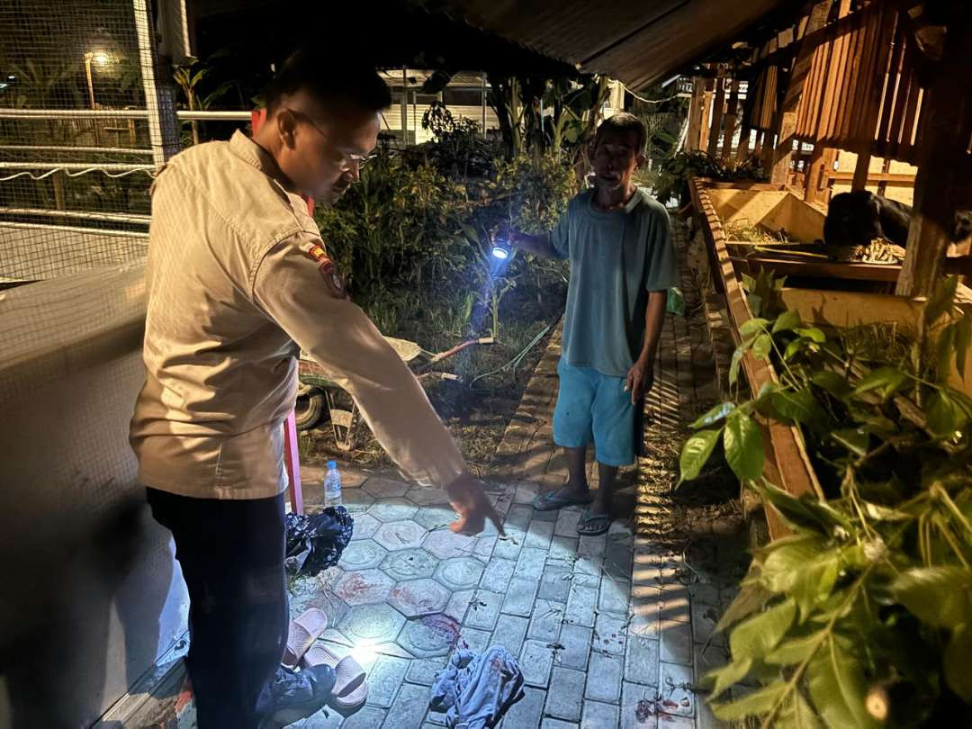 Petugas kepolisian mendatangi lokasi kejadian untuk melakukan Olah TKP (Foto: Polres Tuban)