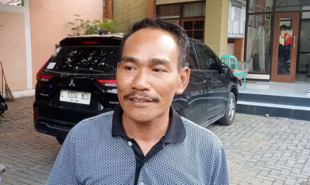 Kades Binangun, Kecamatan Singgahan, Kabupaten Tuban, Muhammad Munja usai menjalani pemeriksaan di Kantor Bawaslu Tuban (Foto: Khoirul Huda/Ngopibareng.id)