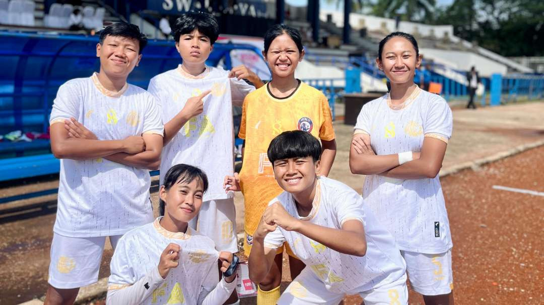 Para penghuni bench Arema FC Women (Foto: Nanang Habibi)