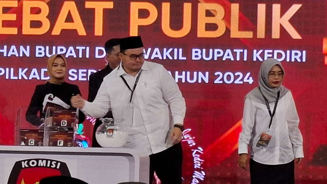 Calon Bupati Kediri Hanindhito Himawan Pramana bersama Calon Wakil Bupati Kediri Dewi Maria Ulfa mengikuti debat publik (Foto: Fendi Lesmana/Ngopibareng.id)