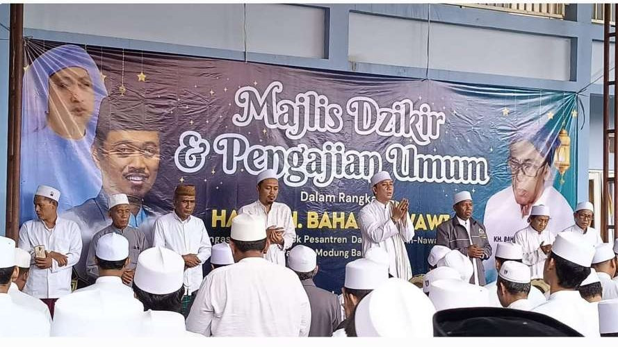 KH M Ma'ruf Khozin, Pemangku Pondok Pesantren Raudlatul Ulum Suramadu, berkesempatan menyampaikan dakwah, pada di Haul Pengasuh Pondok Pakong, Bangkalan, Madura. (Foto: maruf for ngopibareng.id)