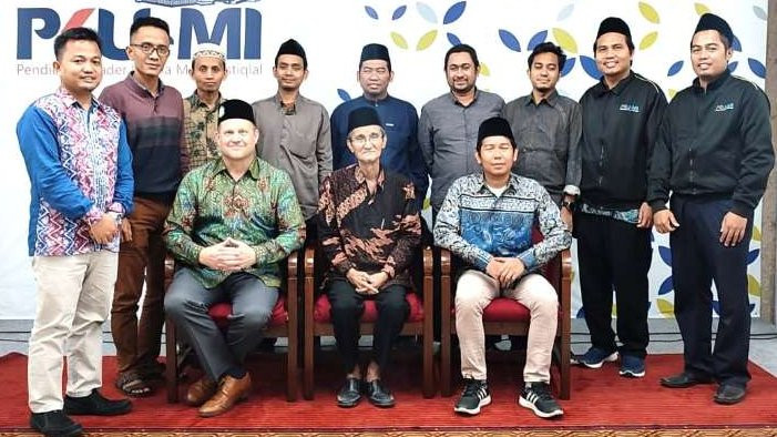 KH Husein Muhammad foto bersama Dr. James Hoestereyseorang antropolog budaya, bersama para akvitis sosial di Cirebon. (Foto: dok/ngopibareng.id)