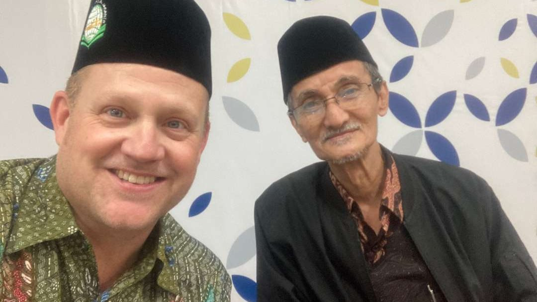 KH Husein Muhammad foto bersama Dr. James Hoestereyseorang antropolog budaya yang penelitiannya berfokus pada budaya populer, otoritas agama, dan Islam politik. Buku pertamanya mengeksplorasi politik pasca-Islam di Indonesia. (Foto: husein for ngopibareng.id)0855634714973_n