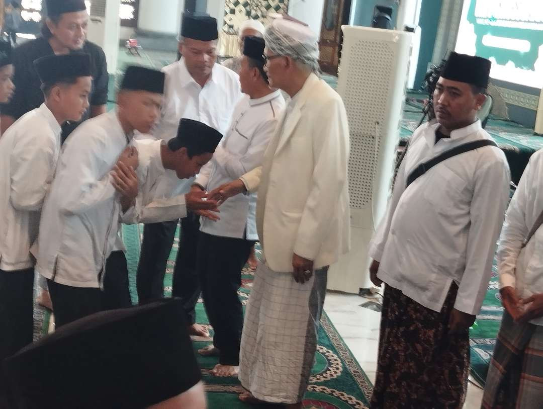 Para santri bersama KH Miftachul Akhyar, Pemangku Pondok Pesantren Miftachussunnah, Kedungtarukan Surabaya. (Foto:adi/ngopibareng.id)