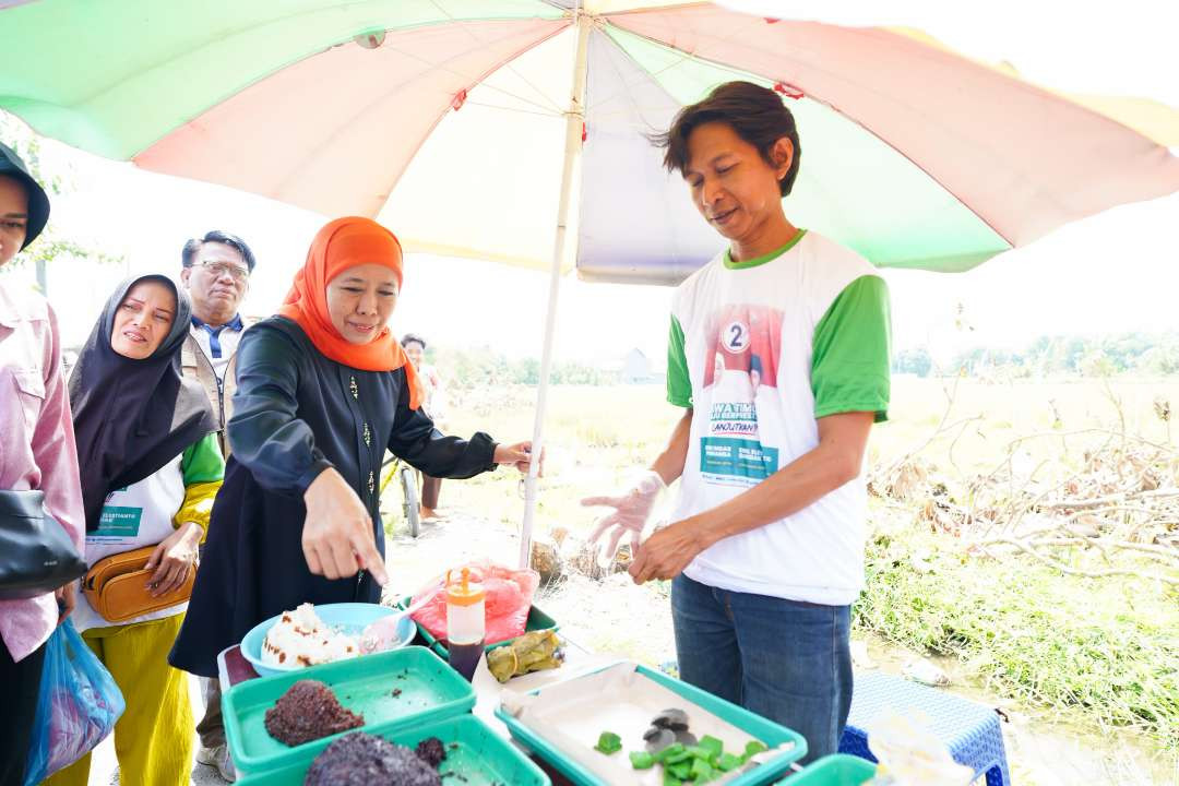 Calon Gubernur Jawa Timur No Urut 2 Khofifah Indar Parawansa menyambangi Pasar Jumat Legi yang ada di Desa Jogosatru Kecamatan Sukodono Kabupaten Sidoarjo, Jumat 15 November 2024. (Foto: Istimewa)