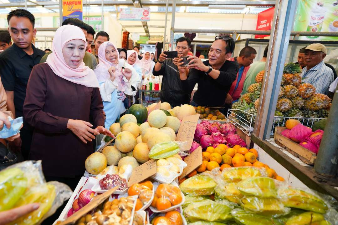 Khofifah Indar Parawansa melanjutkan sambang di Pasar Purwosari Kabupaten Pasuruan, Sabtu 16 November 2024. (Foto: Istimewa)