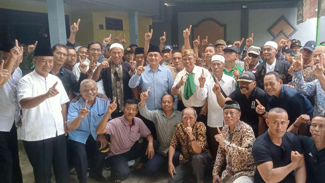 Puluhan purnawirawan TNI-Polri foto bersama dengan Calon Bupati (Cabup) nomor urut 01, Riyadi (Foto: Dok. Khoirul Huda/Ngopibareng.id)