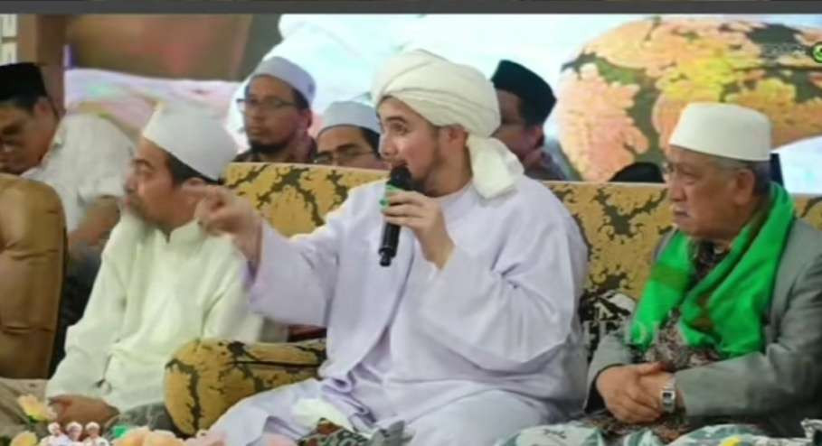 Habib Achmad bin Jindan bin Salim Jindan, bersama KH Najib Maimoen Zubair dan KH Thoifur Rembang. (Foto:dok/ngopibareng.id)