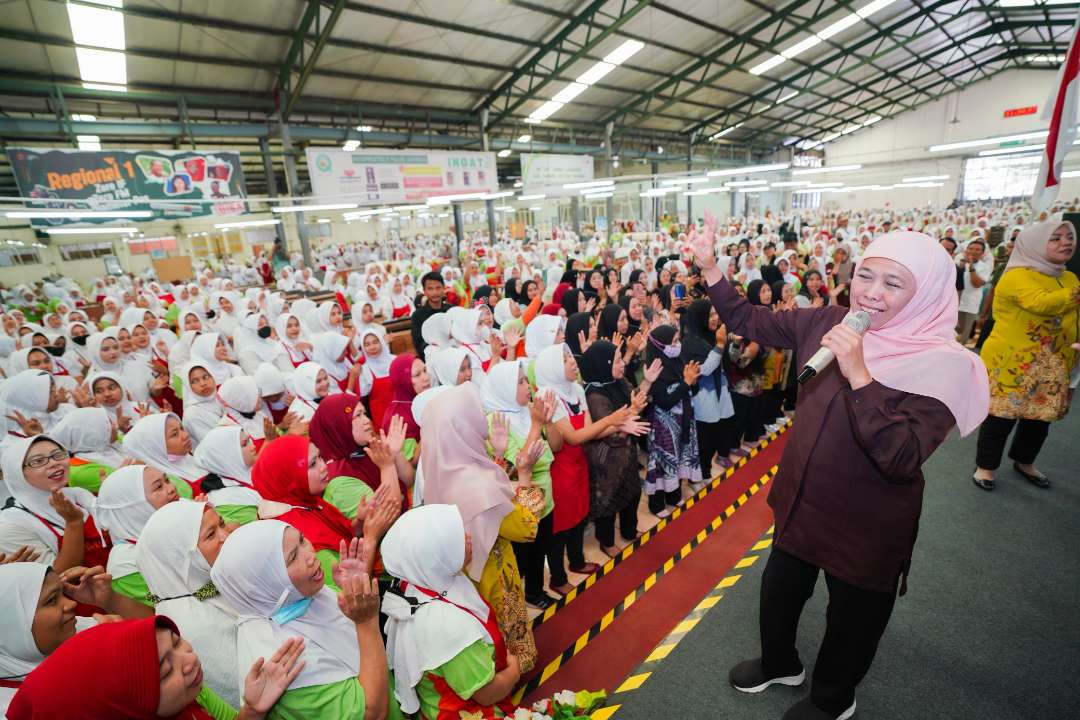 Khofifah Indar Parawansa menyapa ribuan karyawan MPS PT Wahyu Manunggal Sejati Desa Dayurejo Kecamatan Prigen, Kabupaten Pasuruan, Jawa Timur. (Foto: Istimewa)