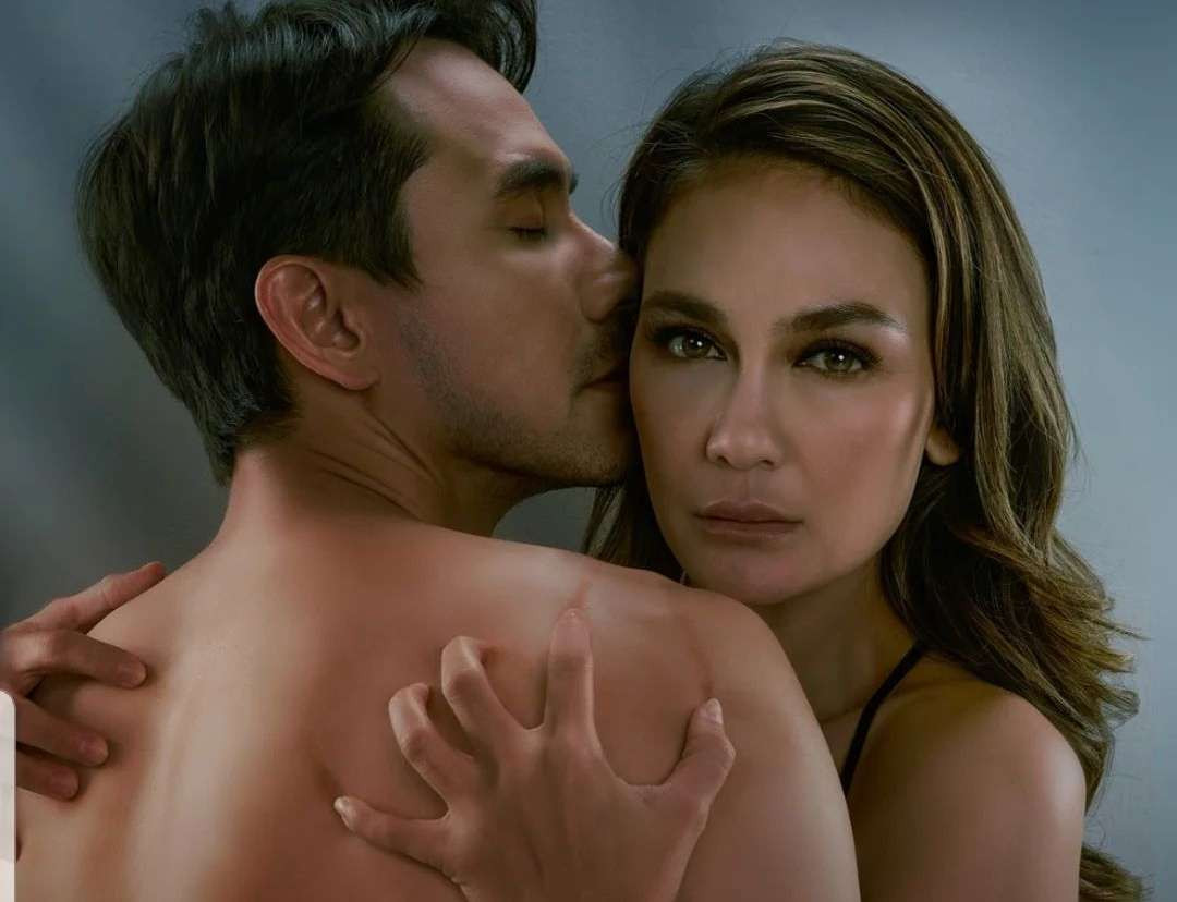 Salah satu adegan panas yang dilakoni Luna Maya dan Darius Sinathrya di serial drama Main Api di WeTV. (Foto: Hitmaker Studios)