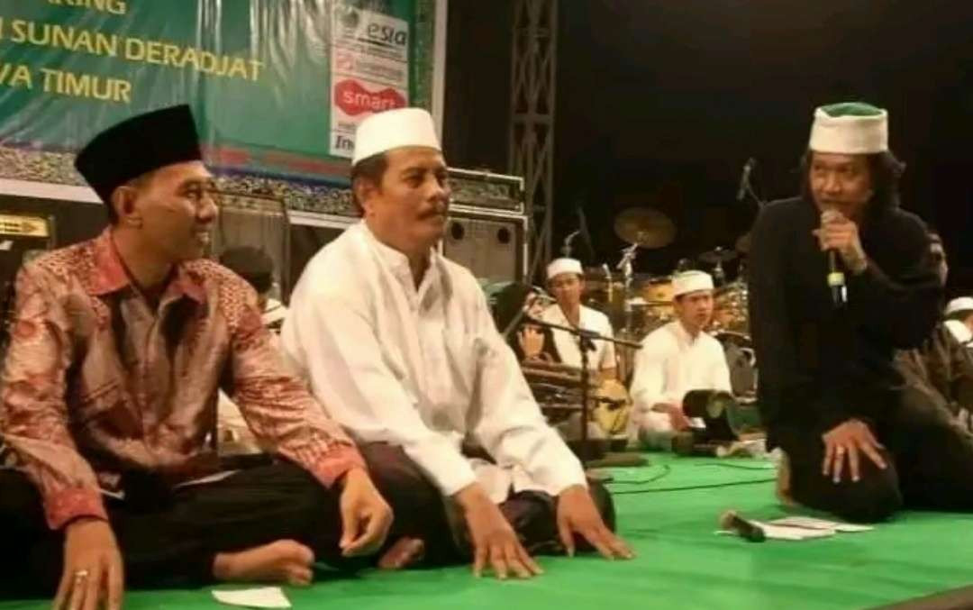 KH Abdul Ghofur, Pengasuh Pondok Pesantren Sunan Drajad  Paciran, Lamongan, bersama Mbah Nun, dalam acara pengajian umum. (Foto:dok/ngopibareng.id)