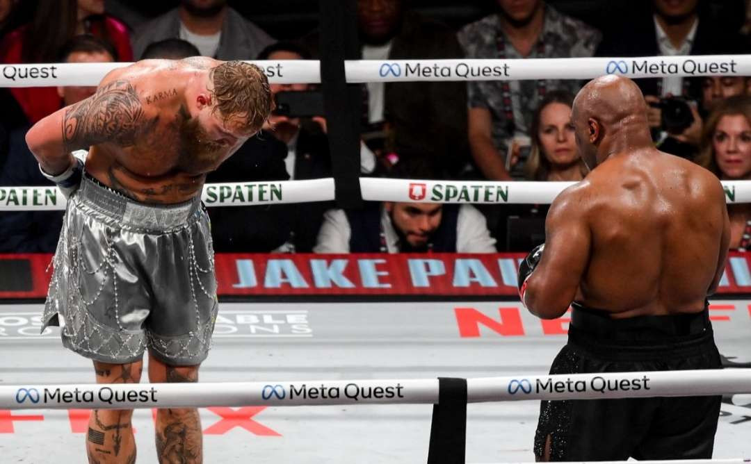 Jake Paul beri hormat ke legenda tinju Mike Tyson, usai mengalahkan Si Leher Beton di ronde 8, Sabtu 16 November 2024. (Foto: X)