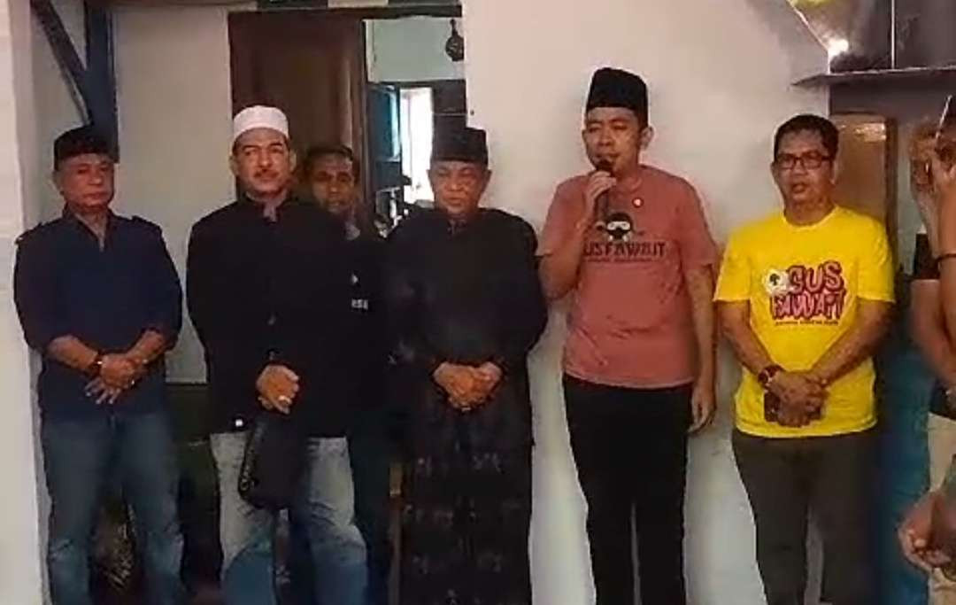 Pembacaan selawat sebelum kegiatan deklrasi dukungan terhadap Gus Fawait-Djoko. (Foto: Rusdi/Ngopibareng.id)