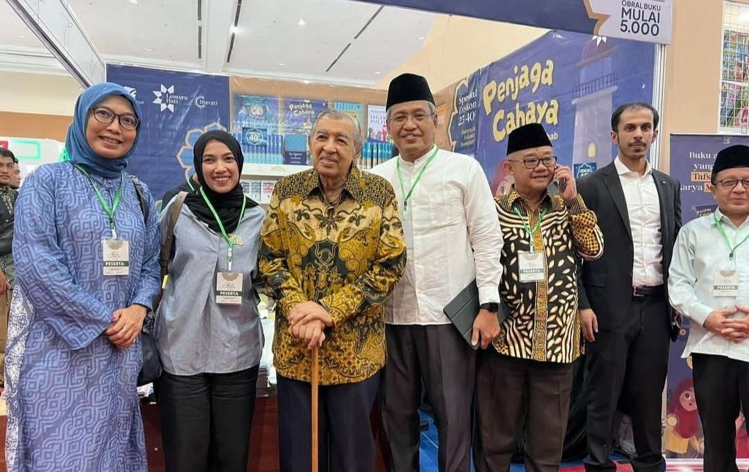 Prof M Quraish Shihab, pakar Tafsir Al-Quran, bersama KH Ulil Abshar Abdalla dan istrinya, Ning Ienas Tsuroiya dan Mendikdasmen Prof Abdul Mu'ti dalam kegiatan dakwah. (*Foto:dok/ngopibareng.id)