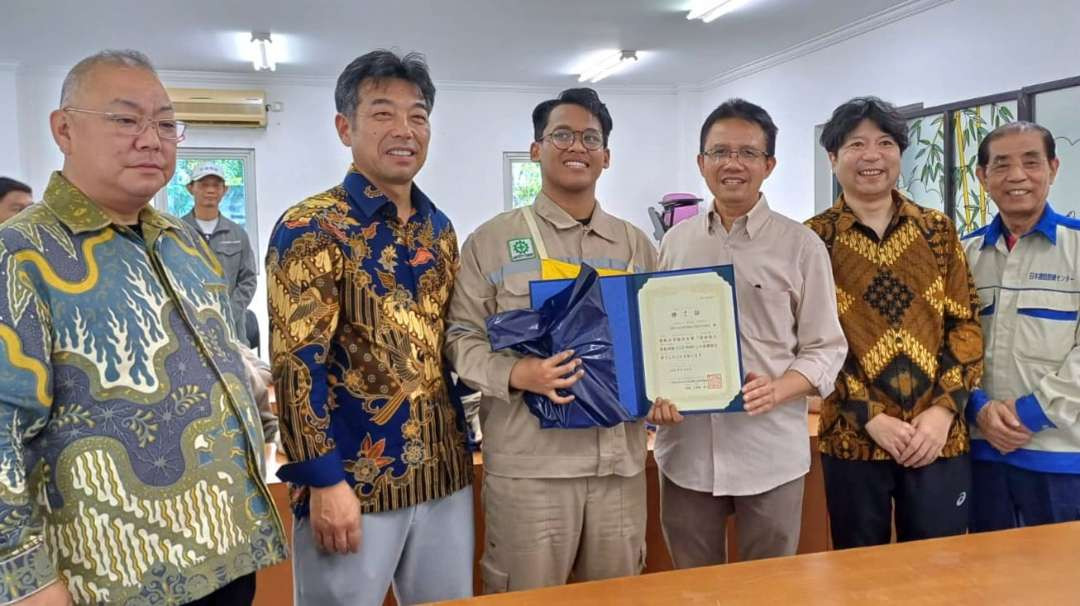 Belasan peserta training center Vokasi UMM berhasil meraih sertifikat kompetensi dari Japan Formwrok Coontractors Association (JFCA). (Foto: UMM Malang)