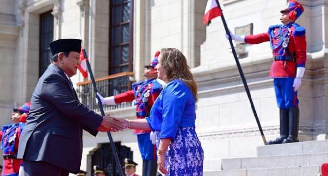 Presiden Prabowo Subianto melakukan kunjungan resmi ke Presiden Republik Peru, Dina Boluarte, di Istana Pemerintahan Peru, selaku tuan rumah KTT APEC. (Foto: BPMI Setpres)