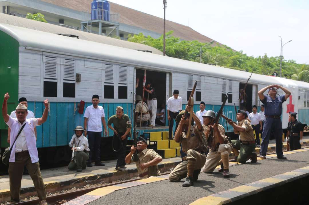 Aksi teatrikal di Stasiun Surabaya Gubeng, dengan judul "Kereta Api Terakhir Surabaya", diperankan oleh para pekerja KAI Daop 8 Surabaya dan komunitas sejarah Begandring Surabaya. (Foto: Julianus Palermo/Ngopibareng.id)