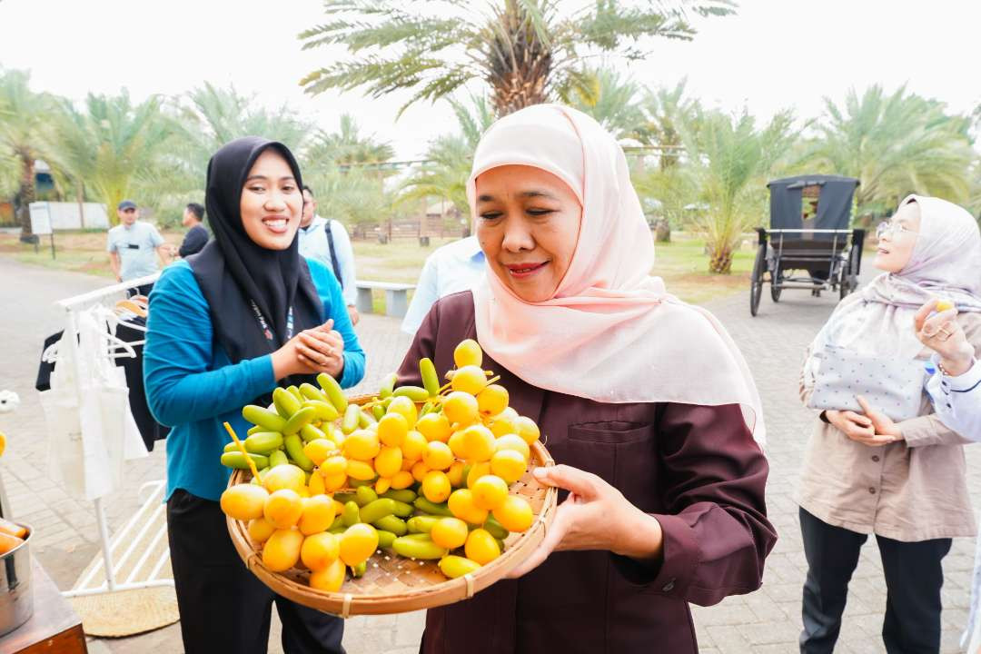 Calon Gubernur Jawa Timur, Khofifah Indar Parawansa di Kurma Park. (Foto: Istimewa)